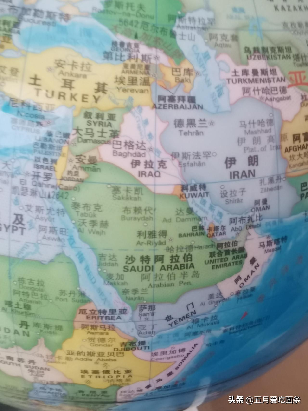 国乒球员连着两次在外比赛都遇到战争，
去年多哈世乒赛刚比完一个礼拜，
比赛场旁边