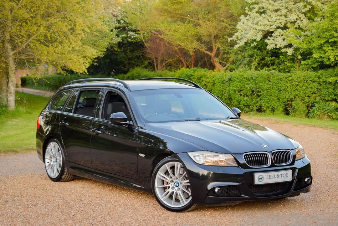 里程极低的宝马 E91 330i 旅行车

该车采用备受追捧的宝石黑金属漆（Sa