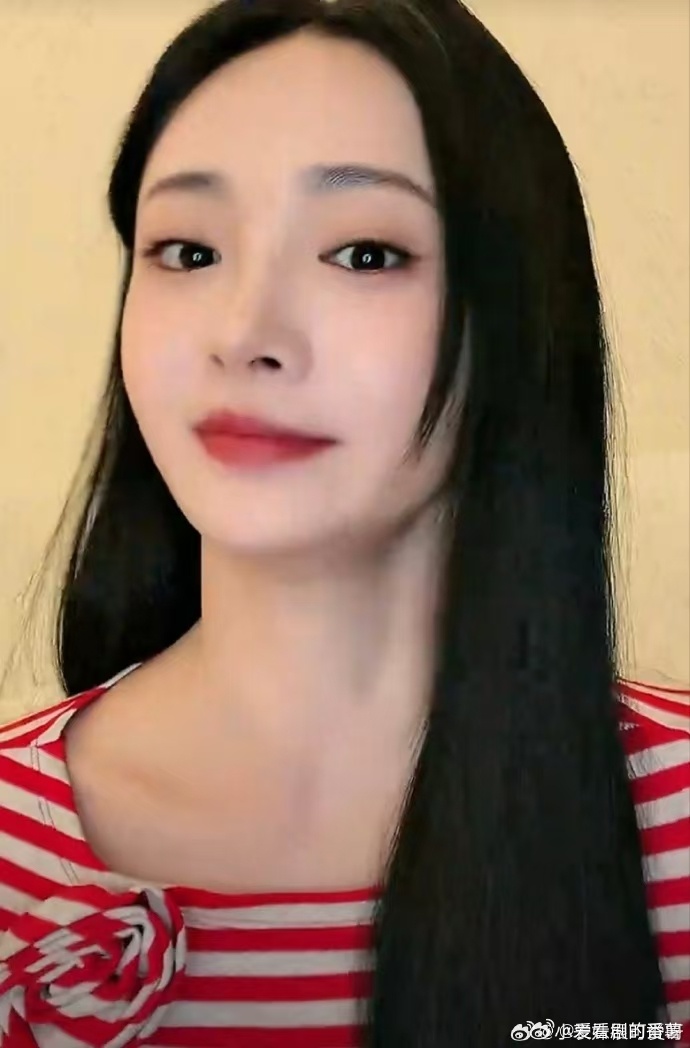 周洁琼白色情人节直播周洁琼白色情人节直播，走心聊出道十周年超戳心，又漂亮又好看实