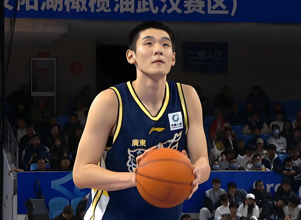 广东男篮人才济济！
进入CBA休赛期后，上海男篮与山西男篮都把目光投向胡金秋！双