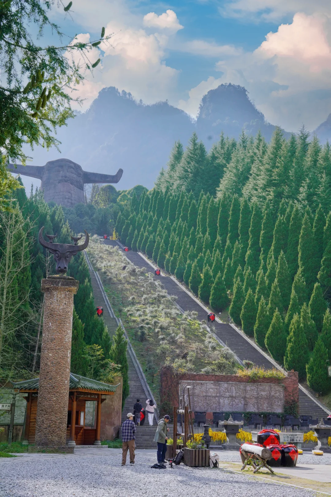 "漫步神农坛景区，如同进入神话传说的神农世界。祭坛高大雄伟，神农塑像伫立其中，仿...