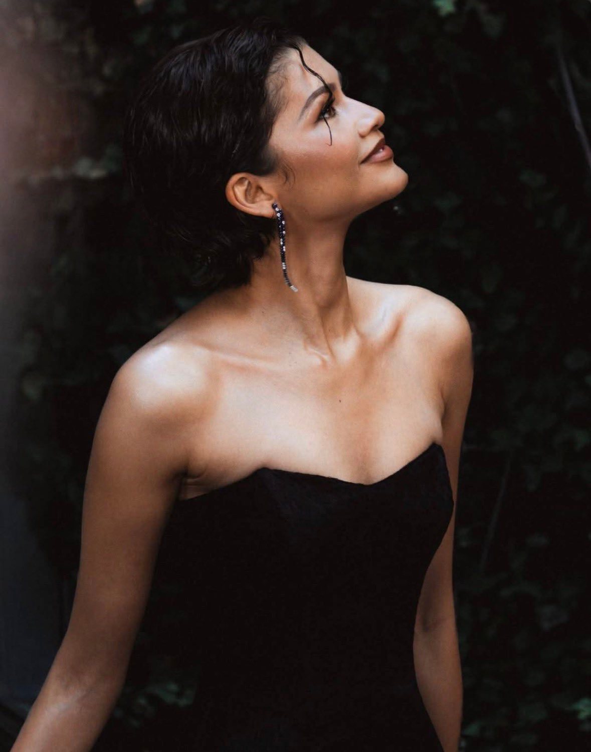 赞姐Zendaya 又一个高分造型，首先她的身材线条就已经是非常完美，黑裙的流苏