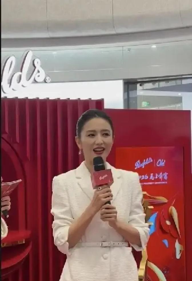 明星离开提词器就不会说话？
佟丽娅刚用两分钟打了所有人的脸。
万象城活动上，观众