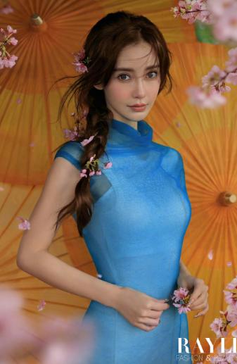 太美了！艺人杨颖的一组时尚杂志封面大片在网络平台正式流出。

这组大片是《瑞丽服