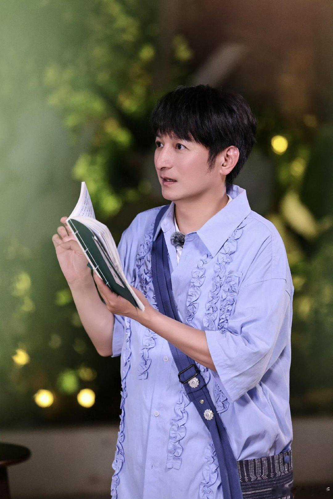 黄子弘凡骗五旬老人维嘉黄子弘凡纯属故意捉弄人，一本正经告诉维嘉口香糖直接吞咽，演