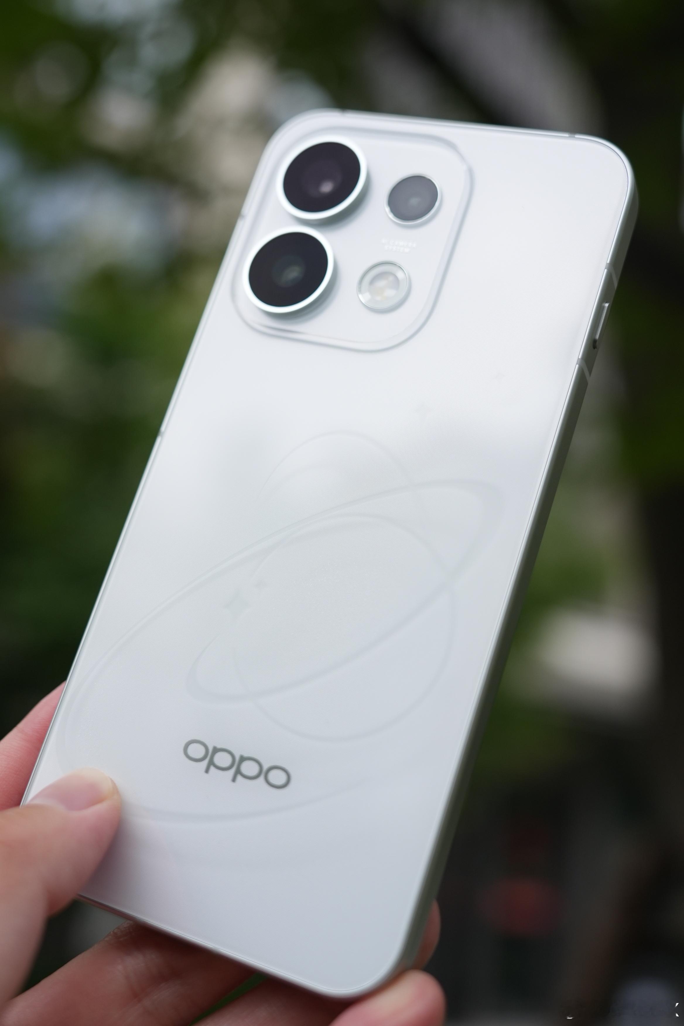 opporeno16 颜值是真的高3D悬浮星球工艺的加入让后壳有种裸眼3D的感觉