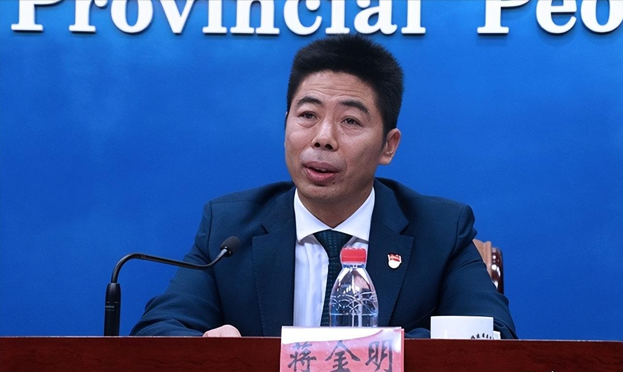 转业地方任职9年后，蒋金明任上被查，61岁的他倒在了退休的门槛上。

生于196