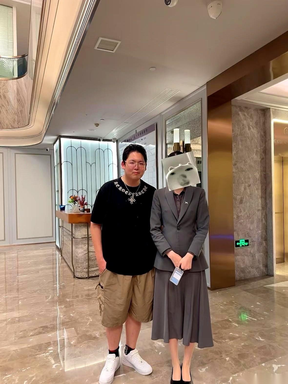 最近网上一段关于向家二少爷向佑的街头偶遇经历，把那些天天琢磨豪门恩怨的八卦群众给