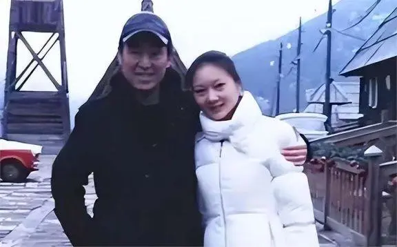 张艺谋陈婷相伴，家庭温情四溢