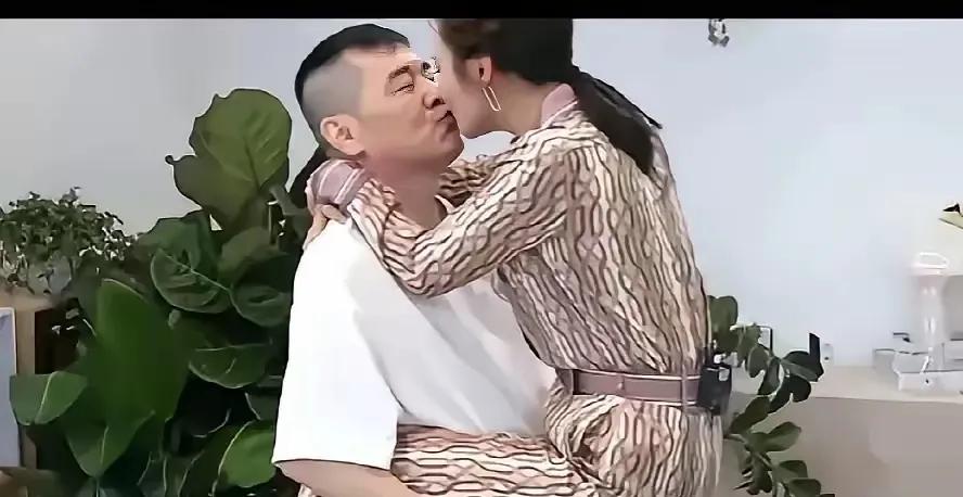 陈建斌和蒋勤勤都不避人了，也太不把网友当外人了！他们两口子用这种动作接吻，是网友