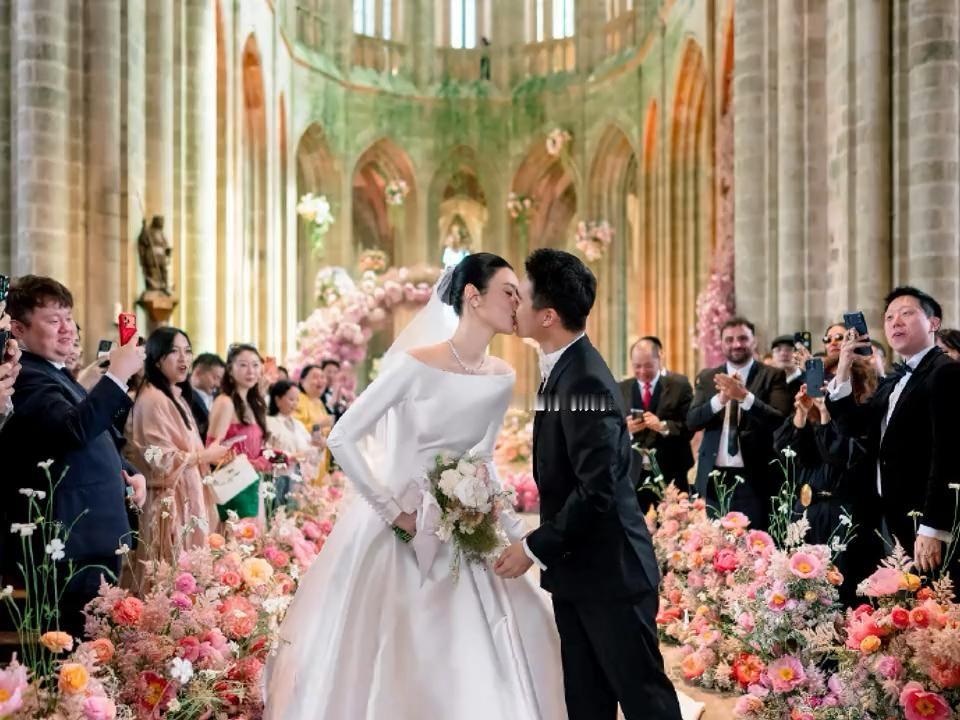 太豪了！奚梦瑶婚礼现场：满场法国芍药，谷爱凌玫红蛋糕裙太吸睛