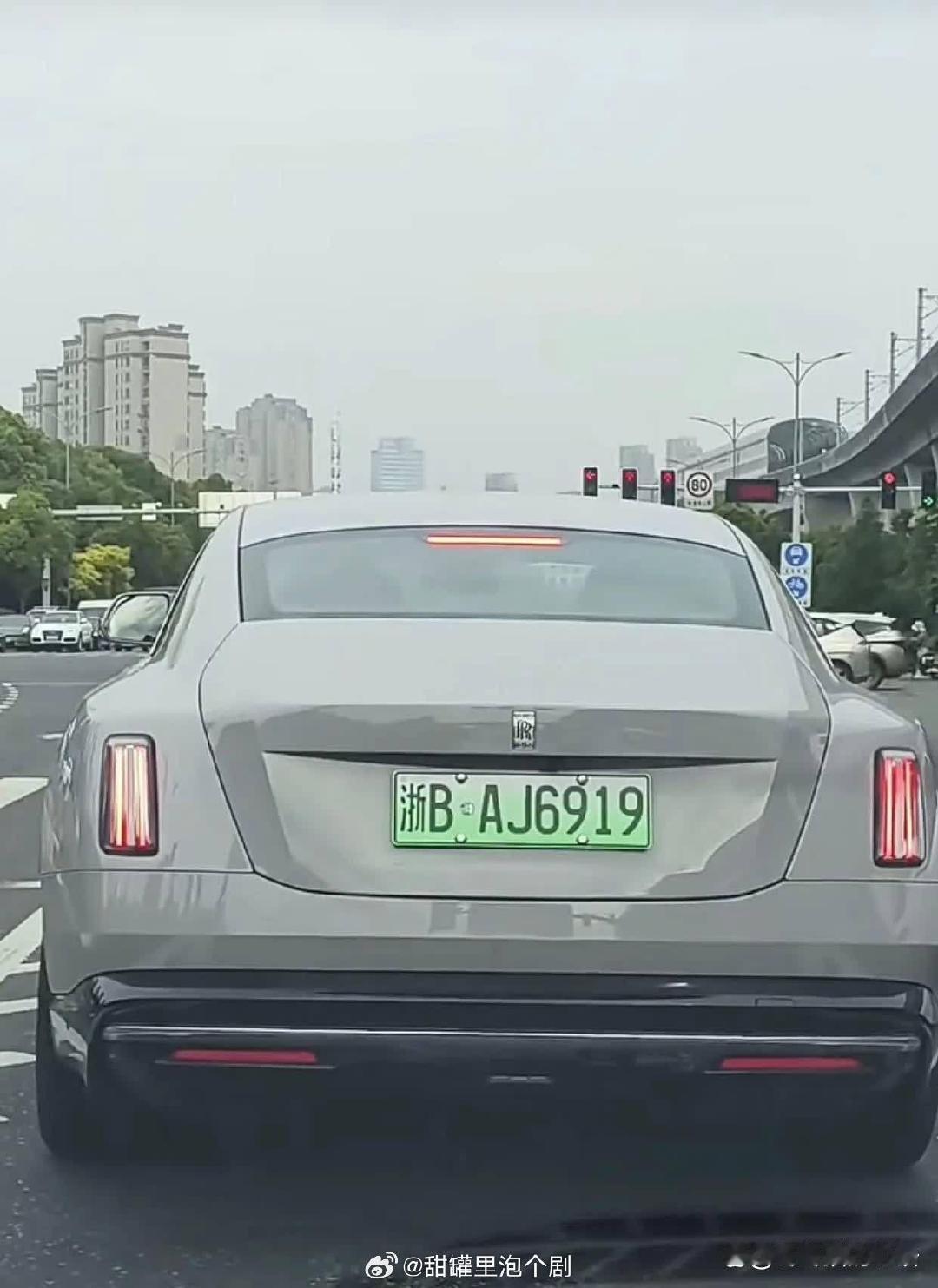 究竟什么样的家庭会选择花 700 多万去购置一辆电动车呢？于我而言，我可能更倾向
