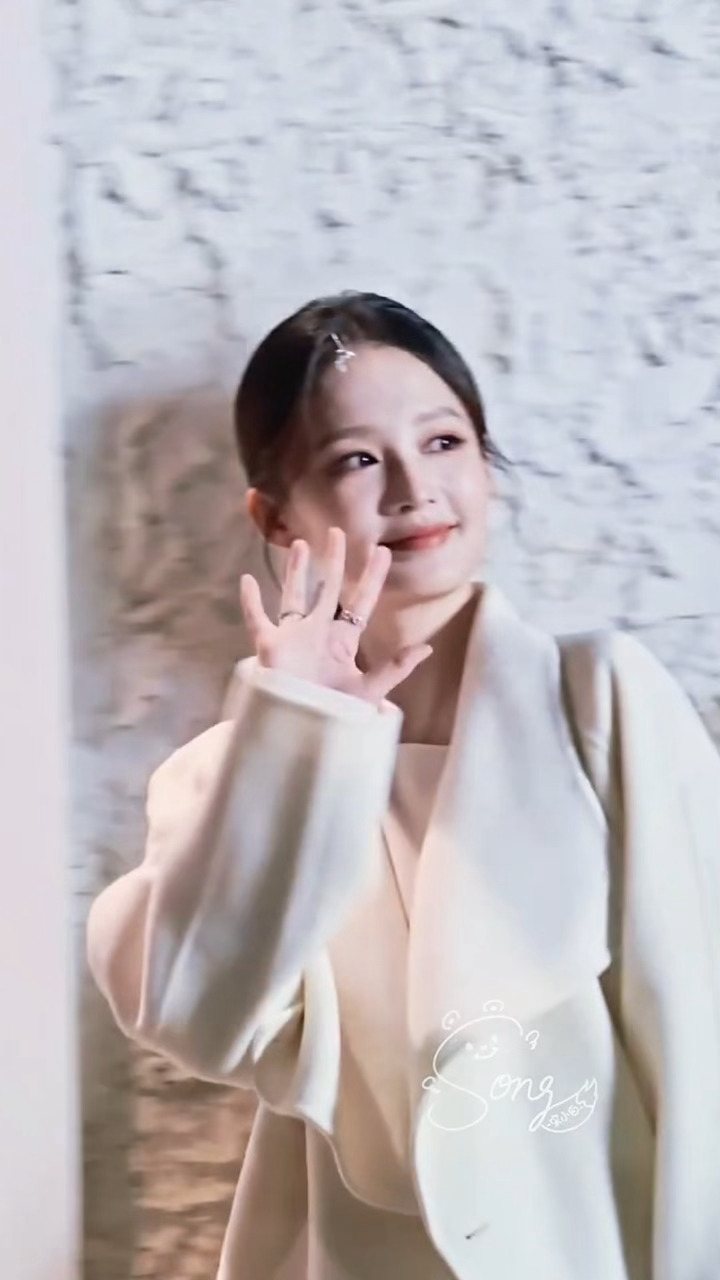 好明媚大气的美！！完全白月光千金归国既视感[捂嘴哭][捂嘴哭]李沁好明媚大气的美