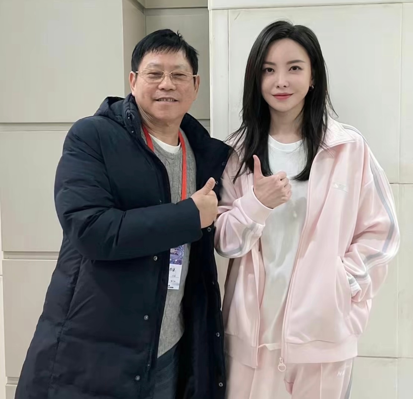 于文文边界世界巡回演唱会 合照分享好粉嫩的小猫咪来源：快乐琪哥 