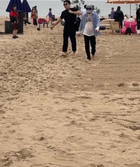 网友沙滩上偶遇何炅，他大腹便便，身边的男人很帅。
 
在《你好星期六》和《向往的