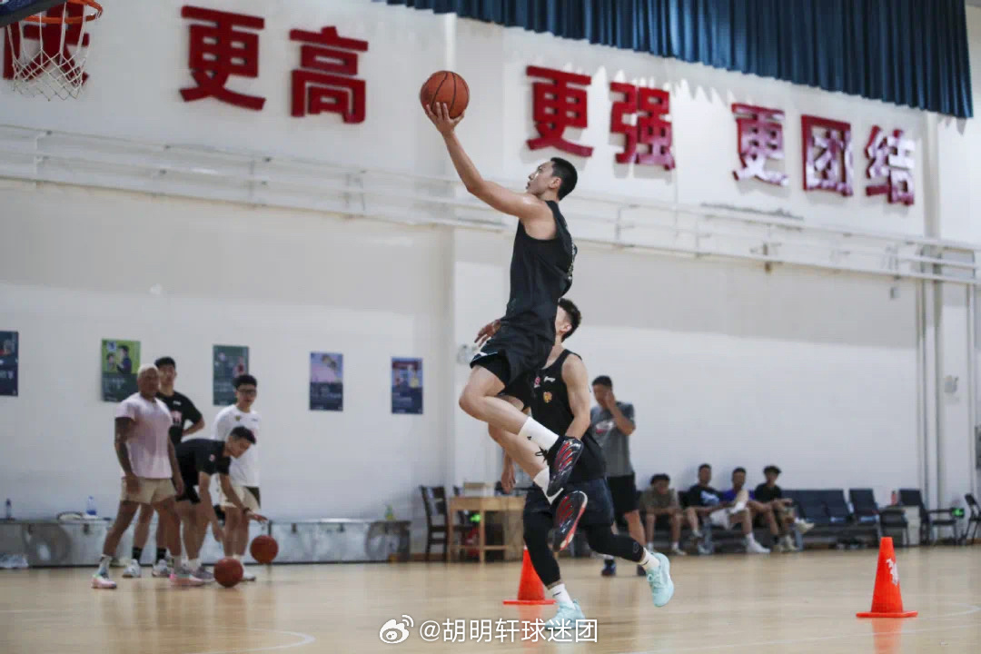 胡明轩[超话]胡明轩广东男篮 补上一张之前在二沙集训的胡队⛹️ ​​​