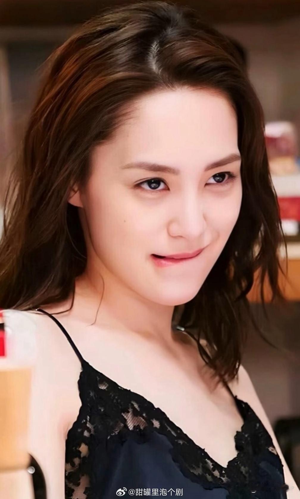 钟欣潼的魅力让人难以忘怀，她的眼神仿佛能诉说心底的秘密。如此迷人的气质，无不让人