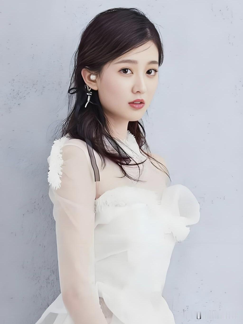 乔欣：清新淡雅如兰，温柔笑意盈眸。从《欢乐颂》关雎尔到百变角色，她以从容姿态演绎