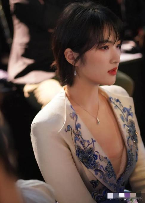 听说她转型还挺成功的
你们知道她叫啥名字吗