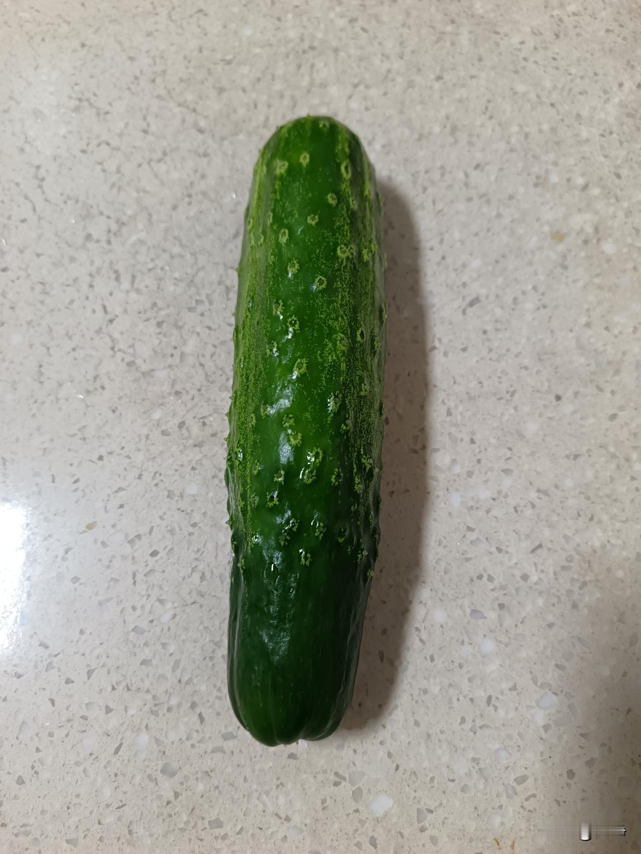 你把时间和精力用在哪，你的成果就在哪。

这不，下图的黄瓜和茄子就是我在房前屋后