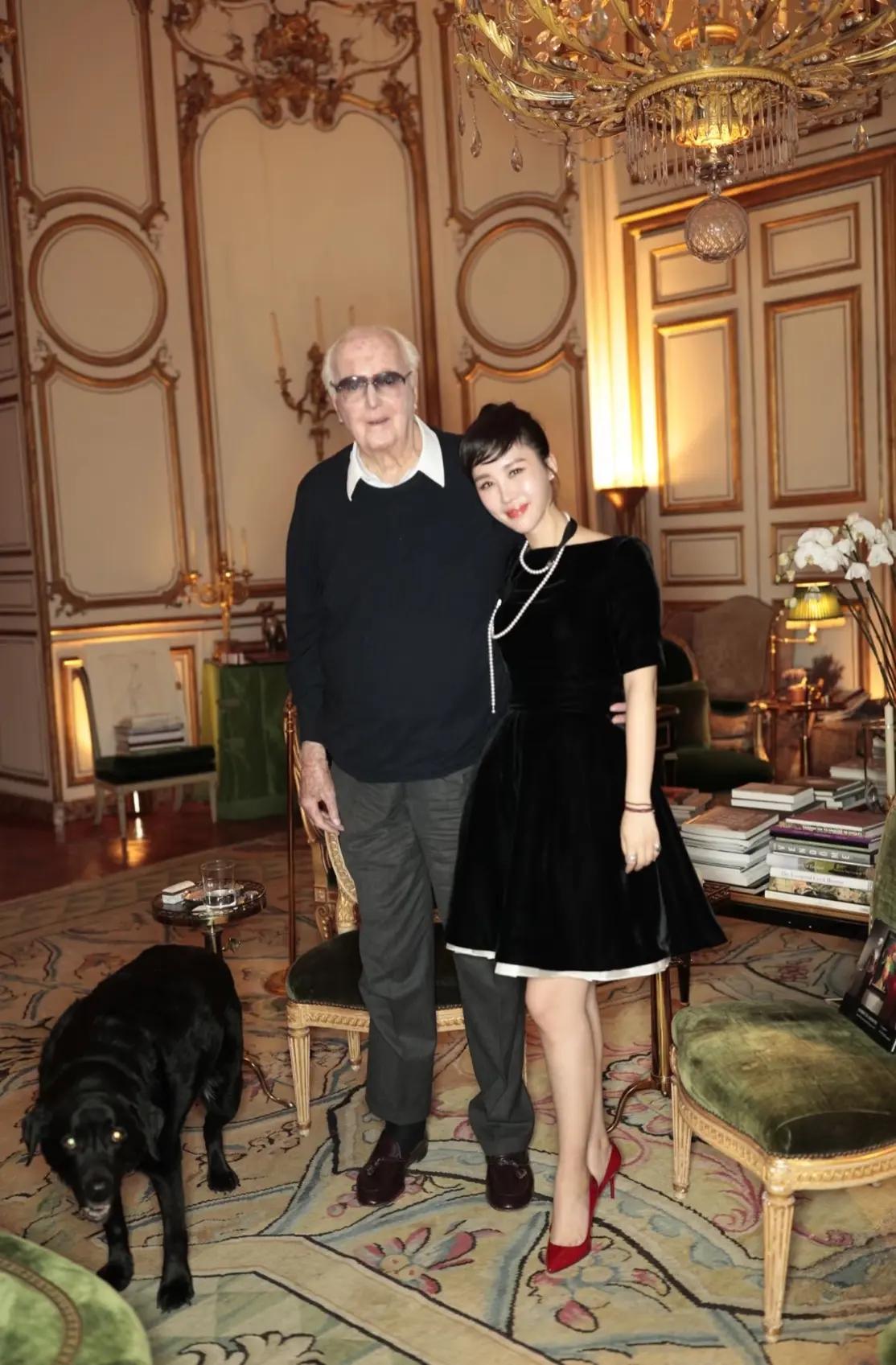 田朴珺在圈子里混得开不是没道理。

你看田朴珺跟英国前首相夫妇吃饭，和罗斯柴尔德