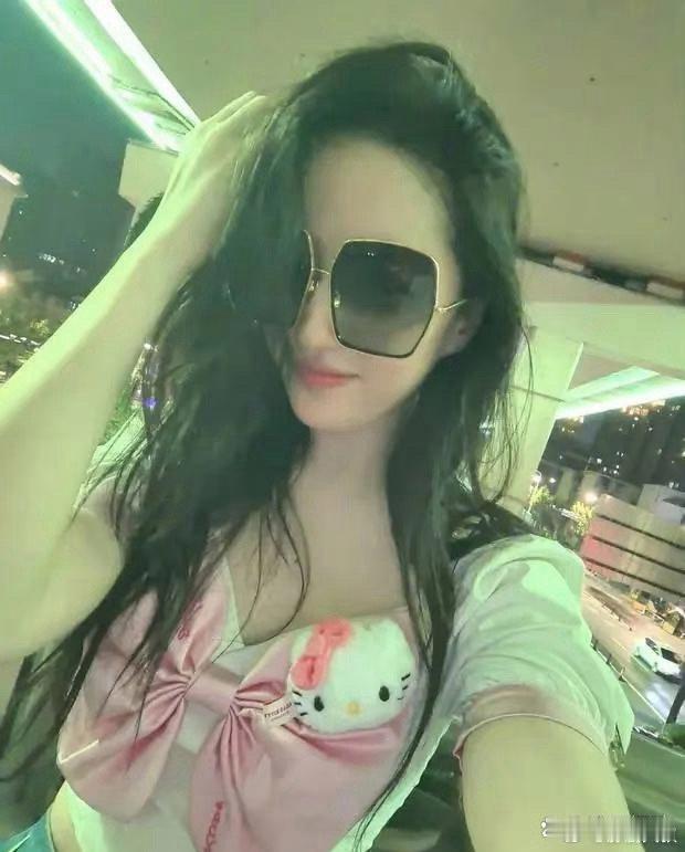 刘亦菲穿短裙身材纤细比例超好，笑容甜美灵动可爱 ​​​