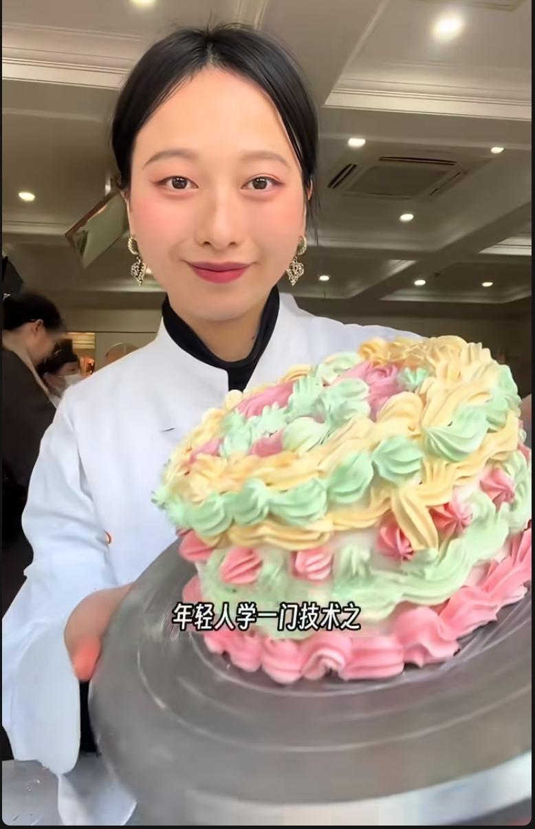 一个失业姑娘，本想蹭个免费课打发时间，结果被一位手上带烫疤的老师“震”住了。老师