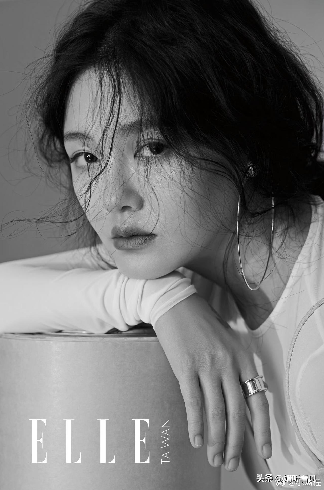 发现没
8年前的4月
大S登上了EllE台湾4月刊封面
主题是“永远的杉菜”
图