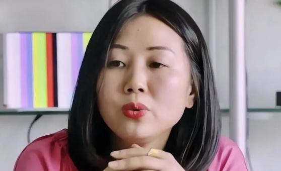 湖南一女子3岁走失，40岁成为千万富豪后，登上电视寻亲。不料，亲生父母无人到场，