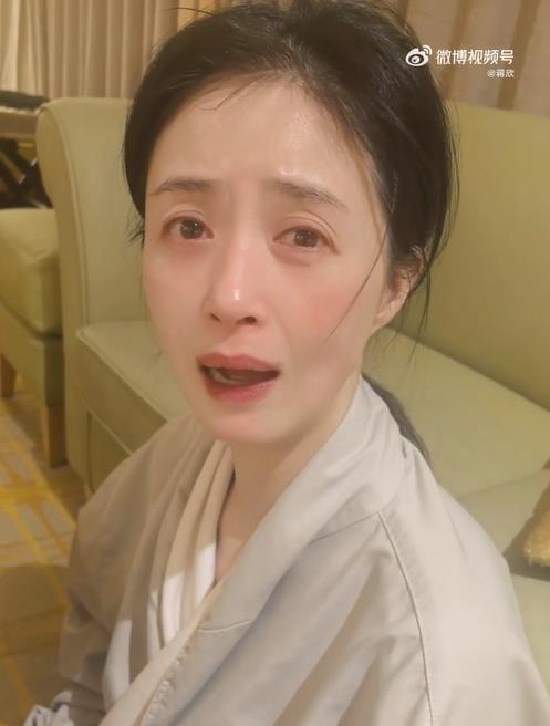 蒋欣瘦了二十斤 蒋欣原始体重约140斤，通过3年持续减重后稳定在112斤，累计减