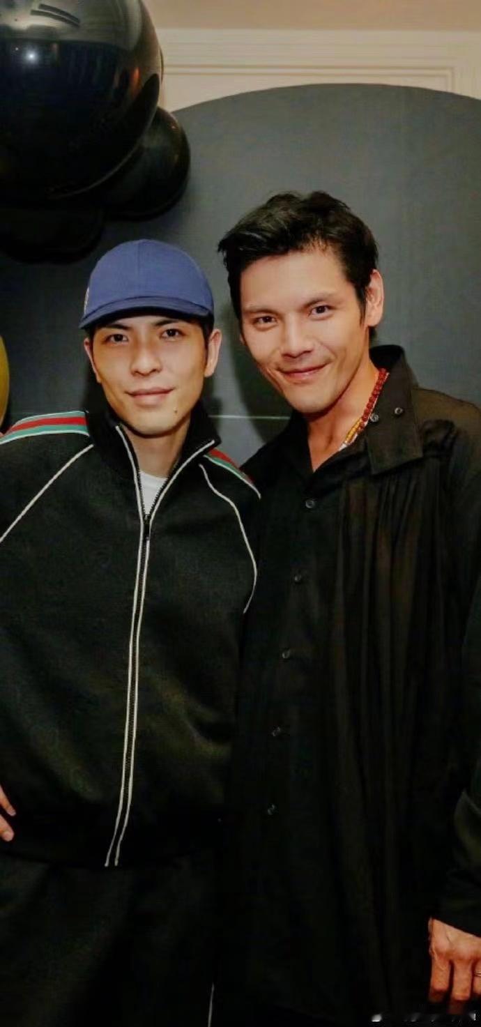 #萧敬腾哭成了向佐#看来萧敬腾真的是个感性的人啊，被台下的求婚👰🏻氛围感染得