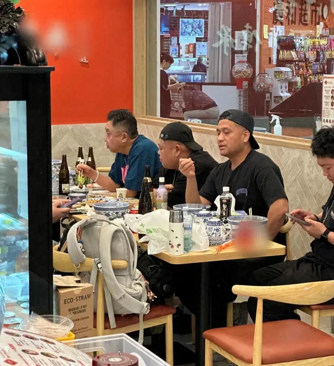 于谦带队德云社一行现身墨尔本，小岳岳与孙越吃中餐拉面超接地气！
难得一见的是，岳