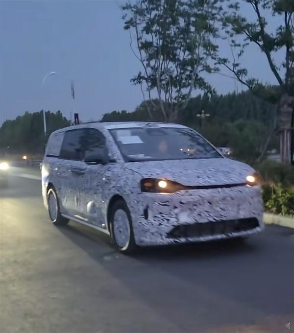 智界MPV内饰谍照曝光近日，网络上曝光了两张智界MPV内饰谍照，从谍照看，这款M
