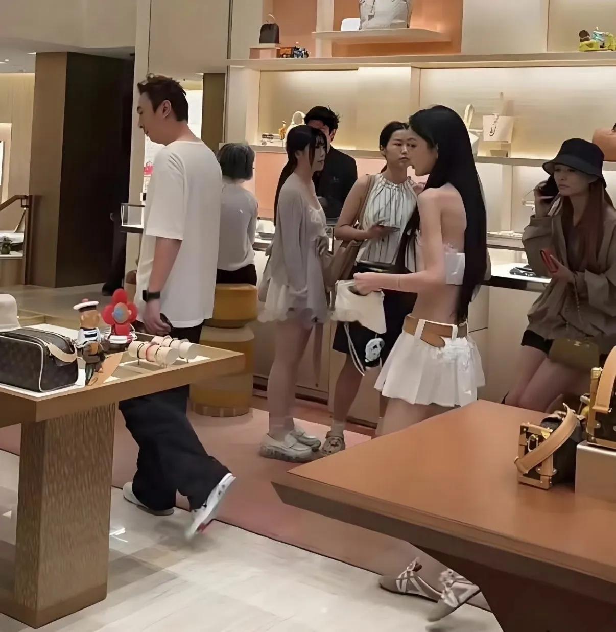 王思聪被拍到跟钟惠玲约会，懒懒已经是过去式 