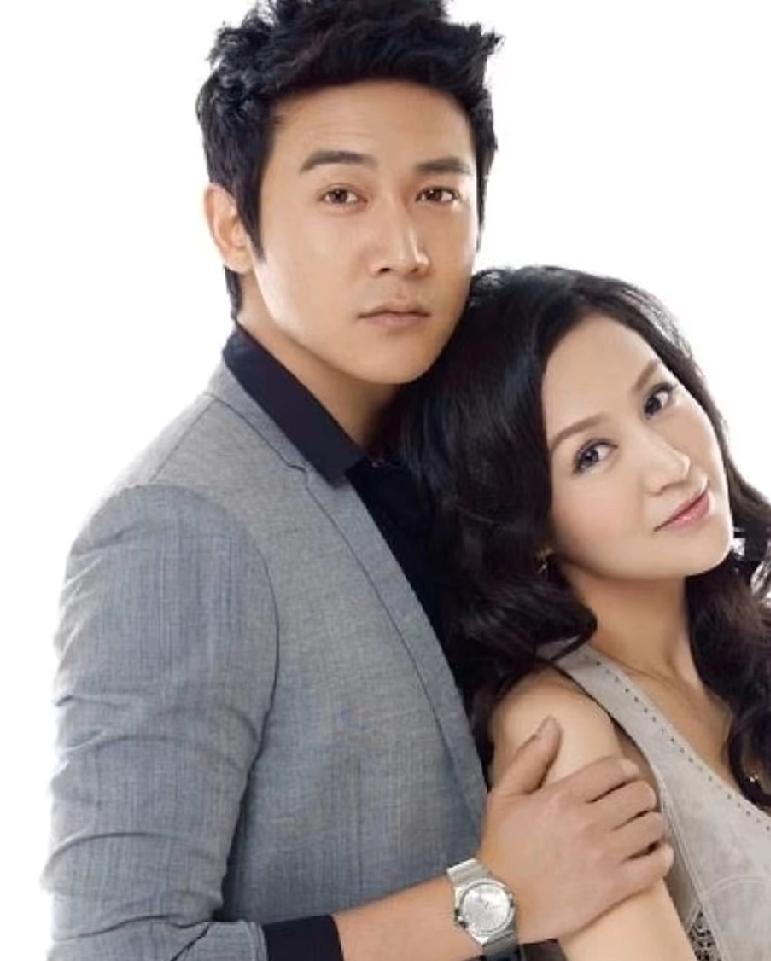 主持人询问陆毅，家中经济大权由谁掌管。陆毅颇为得意地表示，男人的面子就是把钱全部