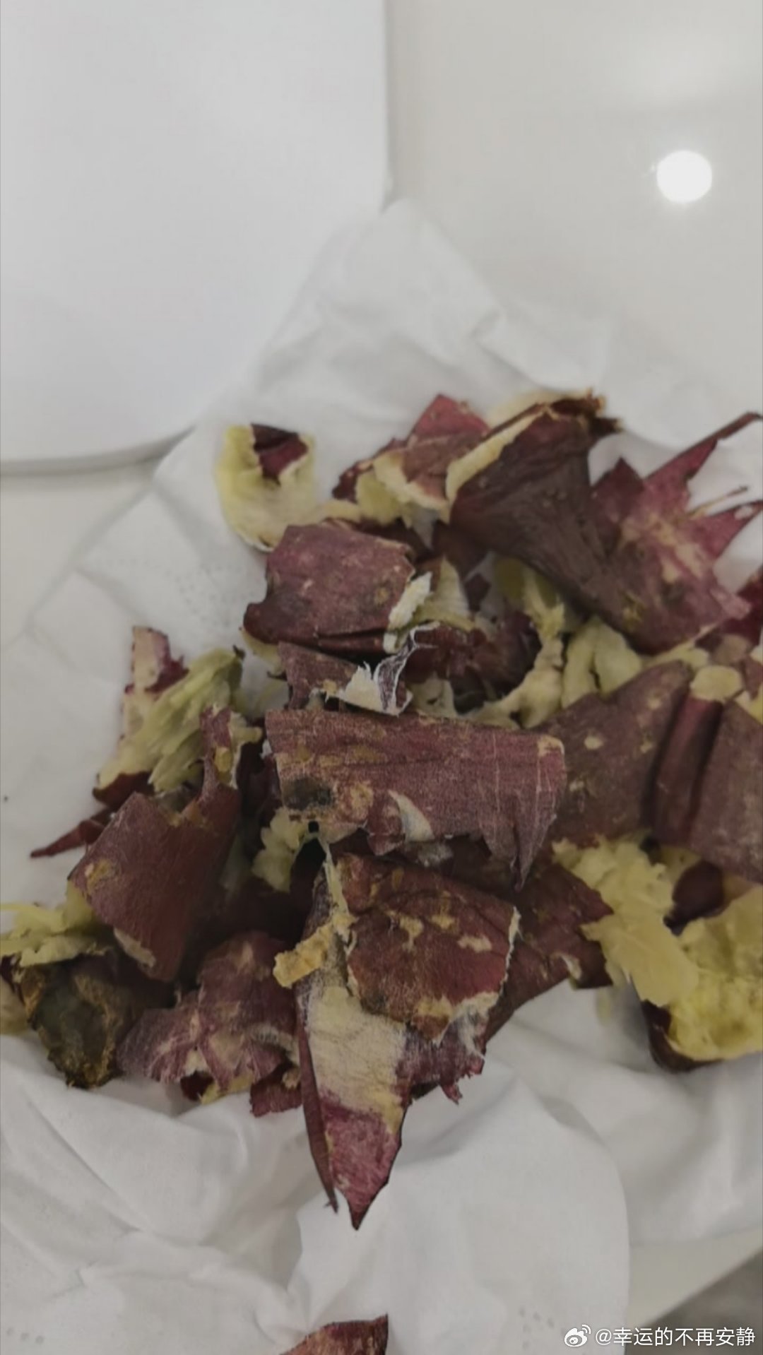 今天在小区团购群里买了榴莲蜜薯刚才用蒸锅蒸了几个除了有点小以外味道不错吃了四个忘