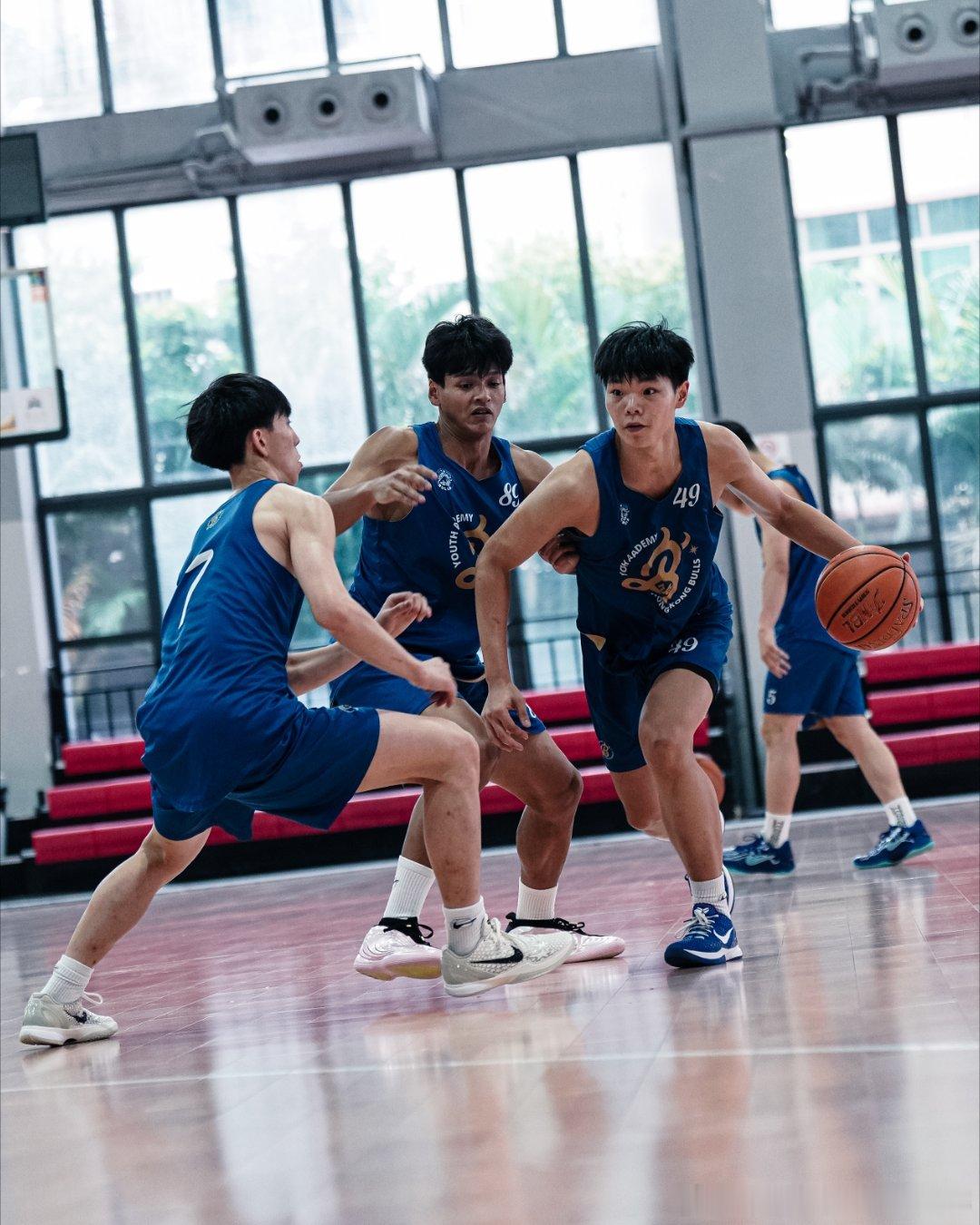 為備戰「全國U19青年籃球聯賽」 🏀香港金牛 U19 啱啱喺順德完成咗四日三夜