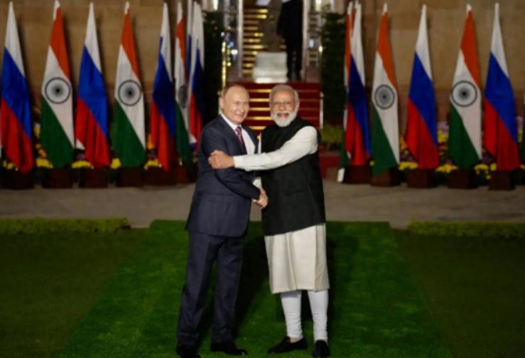 普京刚结束印度之行就抛出个让军迷都坐不住的“大新闻”，俄印直接拍板把140架苏-