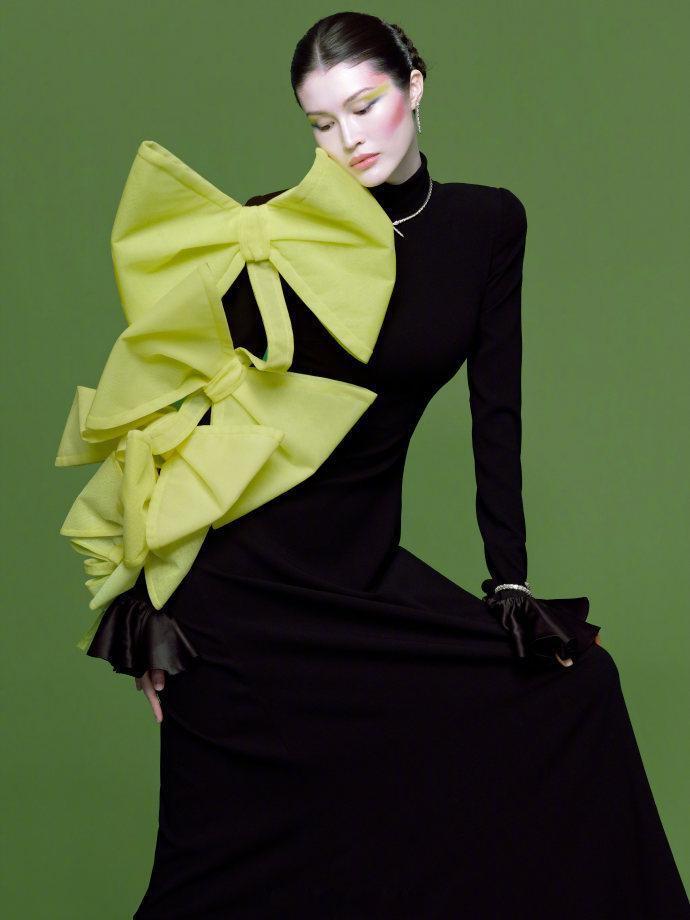 欧阳娜娜帮何穗策划VOGUE造型何穗 拿到大结果了 这次合作真的有点意想不到，欧