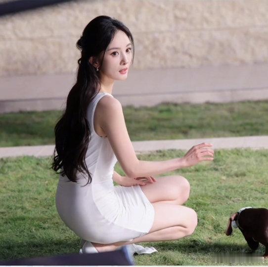 杨幂温柔姐姐小白裙  一身简约无袖小白裙，配上半扎长发，杨幂的造型自带怀旧滤镜。