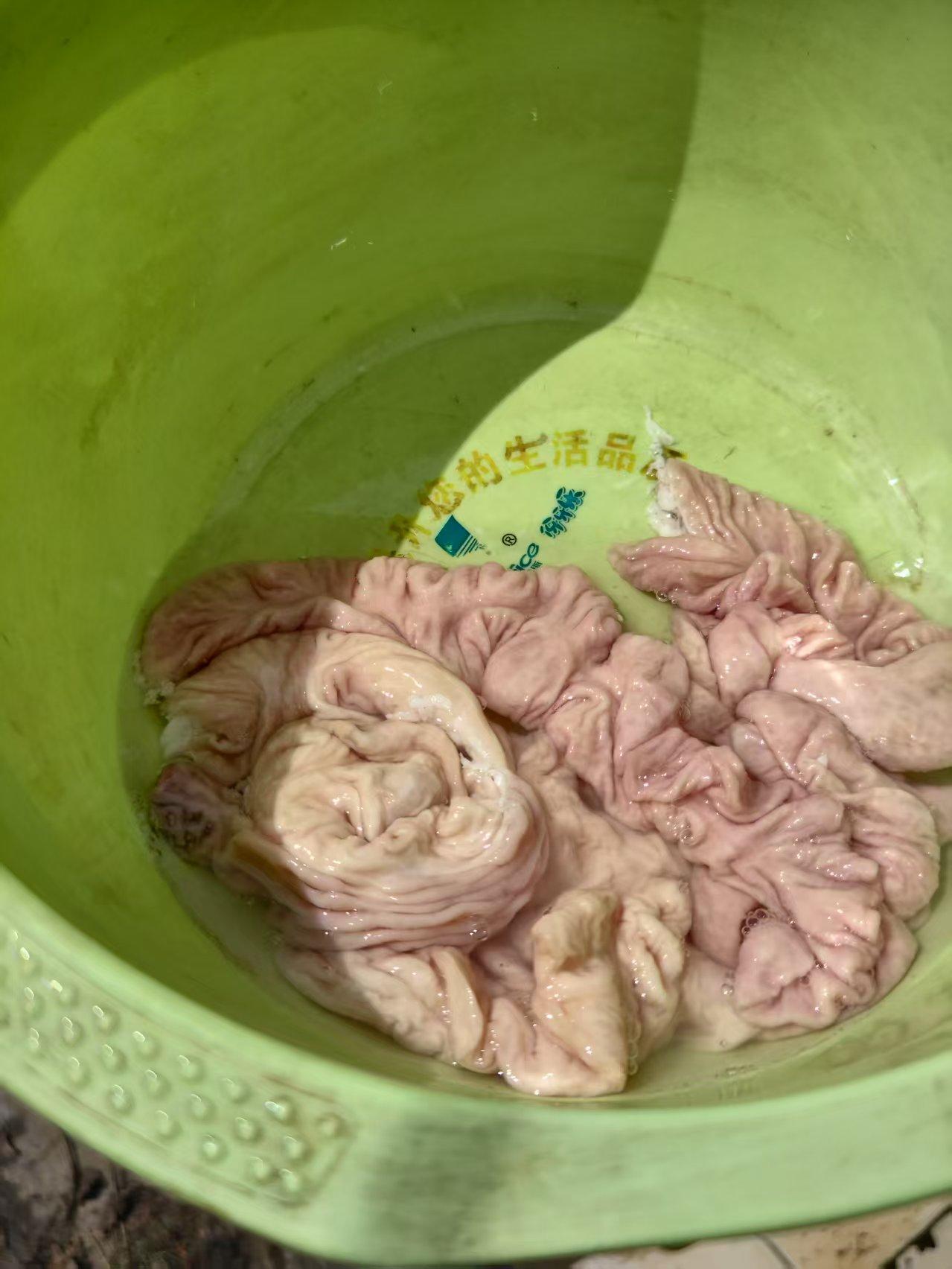 猪大肠怎么洗的干净？我今天买了肥肠，拿盐腌制了几分钟就打清水洗，又翻过来洗，洗了