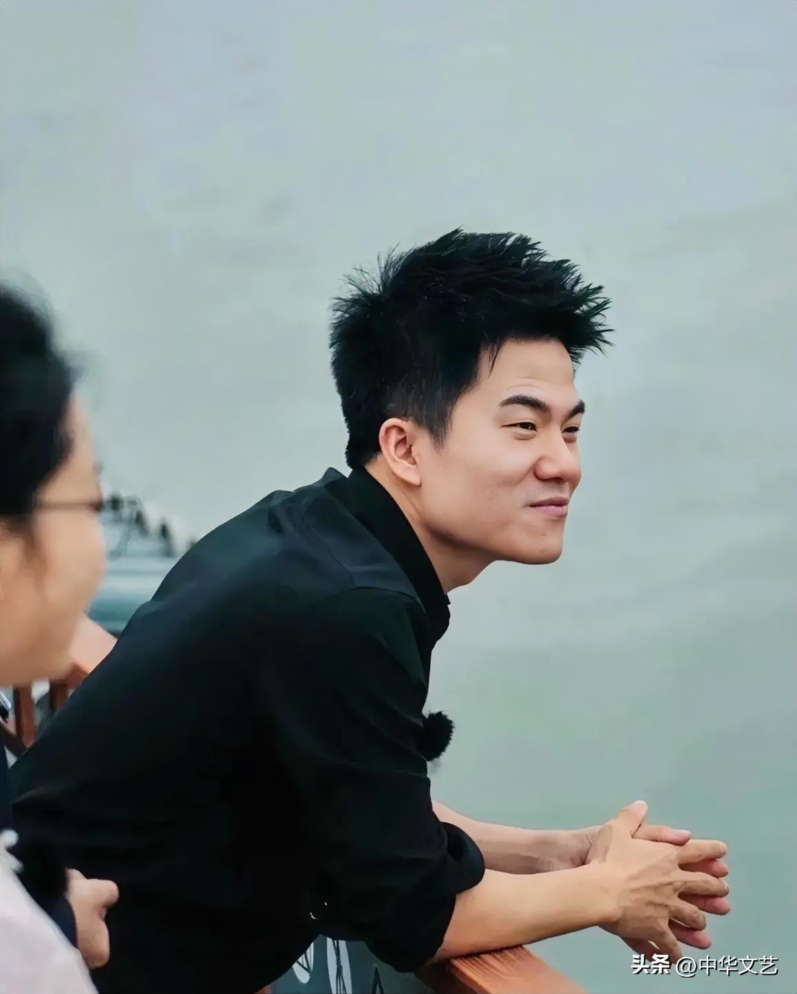 董宇辉奔波途中即便疲惫，也不忘感怀杜甫。他在高铁过道睡着的模样让人心疼，到郑州后