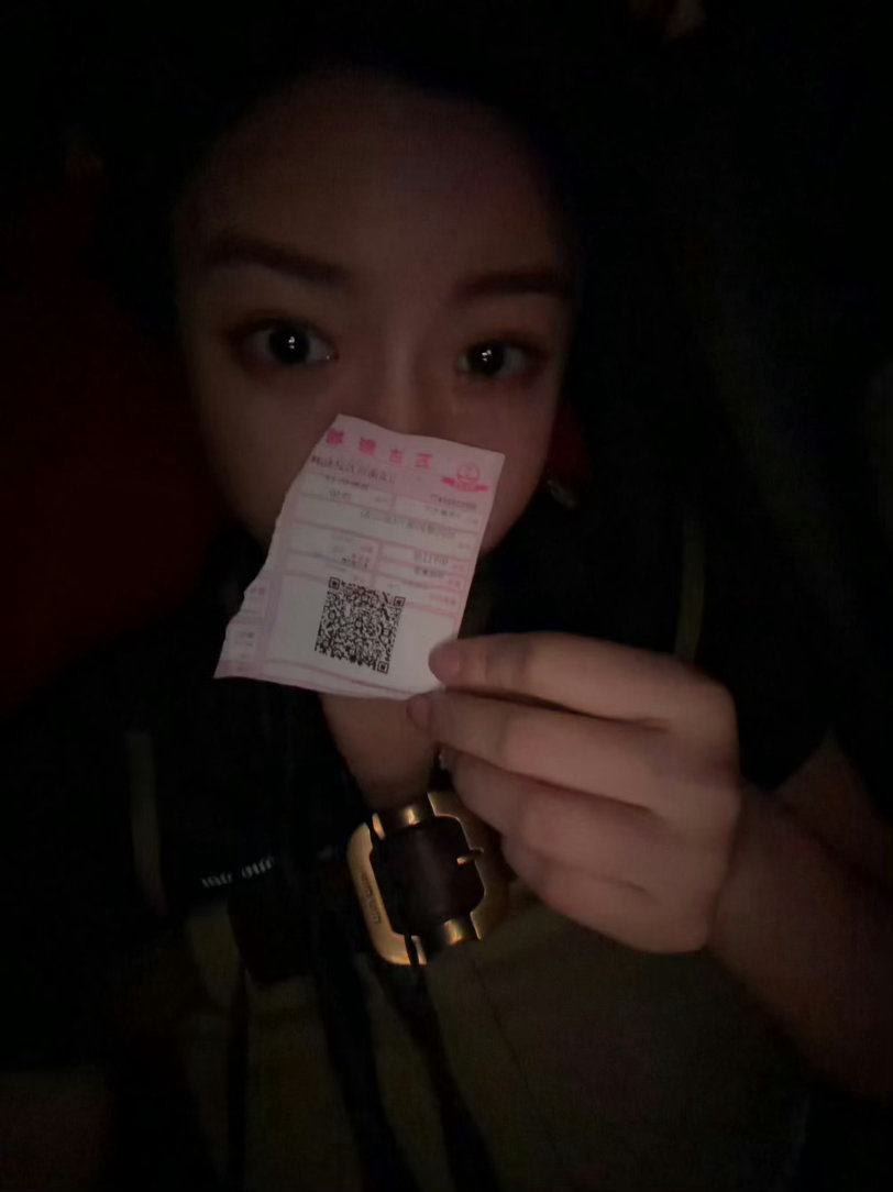 陈妍希看给阿嬷的情书看哭了称自己看《给阿嬷的情书》后看哭了，发文：“录制完结伴看