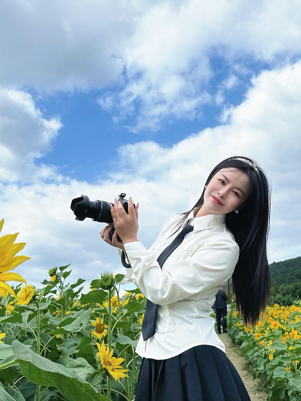 “云好看，我也好看”少女 向日葵 摄影 穿搭 花海 @抖音小助手 @抖音创作小助