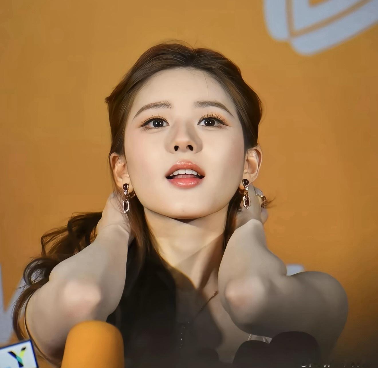 回忆下露思这组泰国神图如果我长这样有人说我丑的话，我只会觉得他很可怜… 
