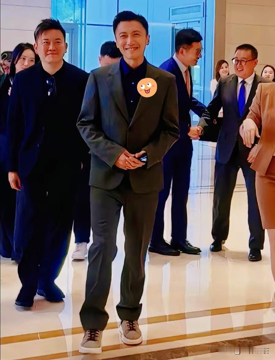 我能接受谢霆锋45岁了，也能接受他和王菲的恋情了，但是我真的无法接受，作为大众男