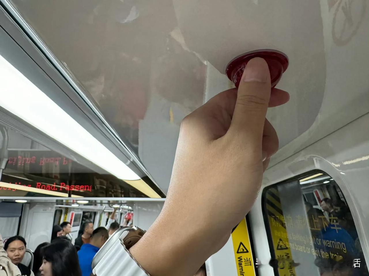 地铁虽然人多，但至少不堵车，这是一种确定。
没地方扶，揪咪。 ​#理想家生活#