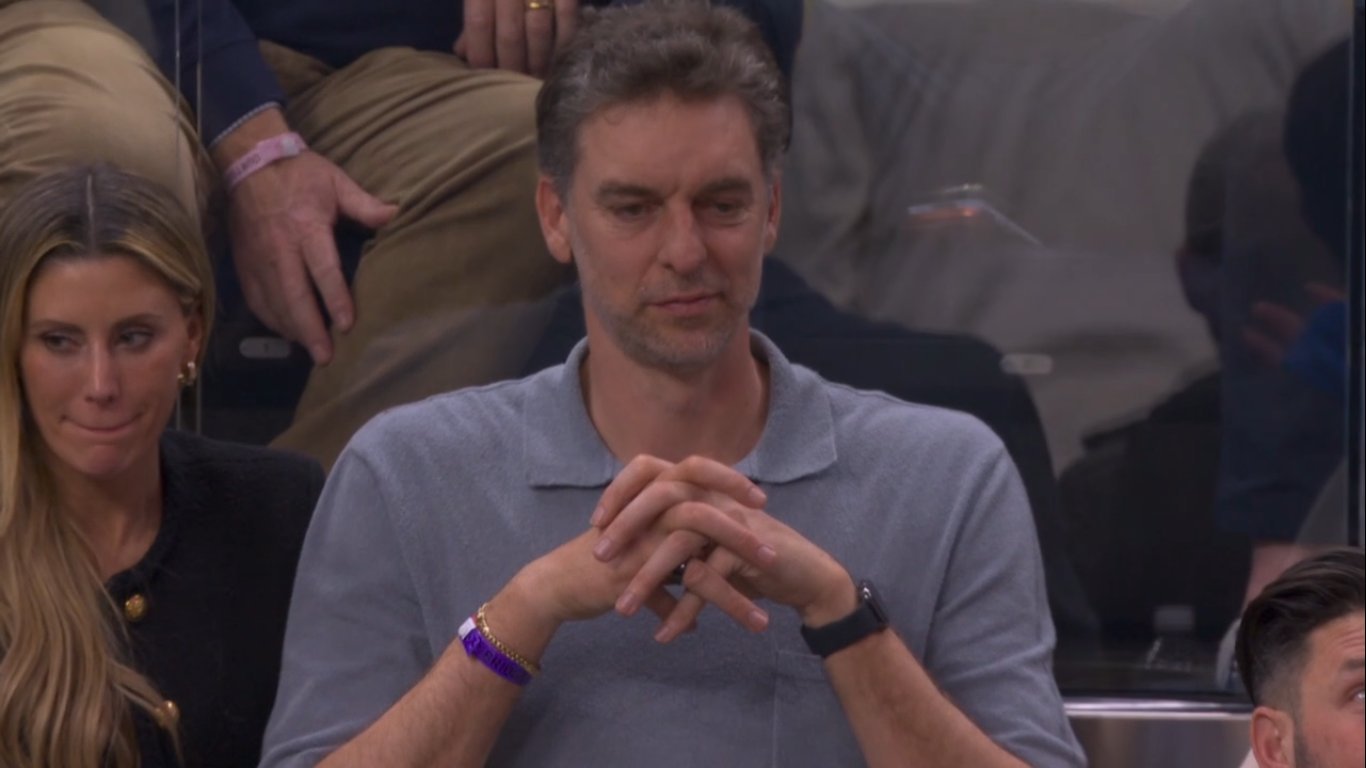 加索尔也来现场看比赛了不知道能不能等到巴特勒和他的合照呢尼克斯vs勇士勇士战胜尼