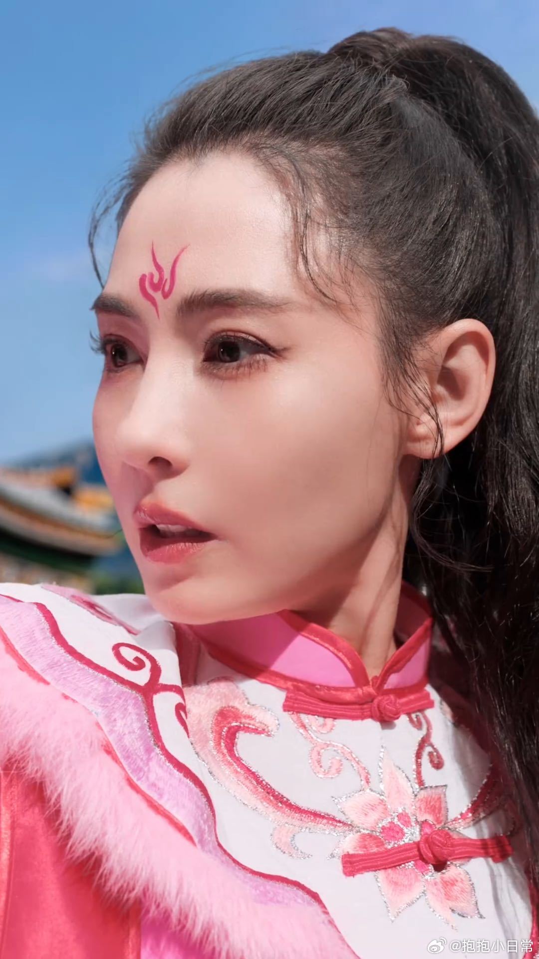 张柏芝被英歌舞小孩姐帅到 大明星秒变乖学生，张柏芝跟着小师父学英歌舞，没有一点敷