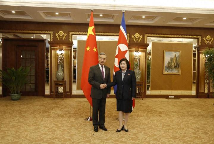 特朗普彻底坐不住了！就在他下个月准备跑来北京，拿贸易条约大做文章时，平壤突然传来